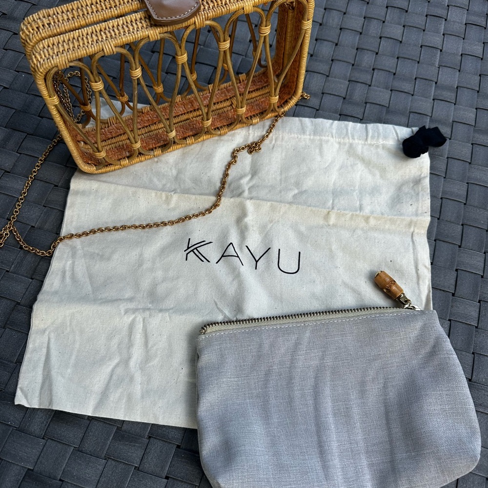 Rattan/Wicker Clutch or Crossbody. Detachable Gold chain. Interior bag linen. - Picture 2 of 6
